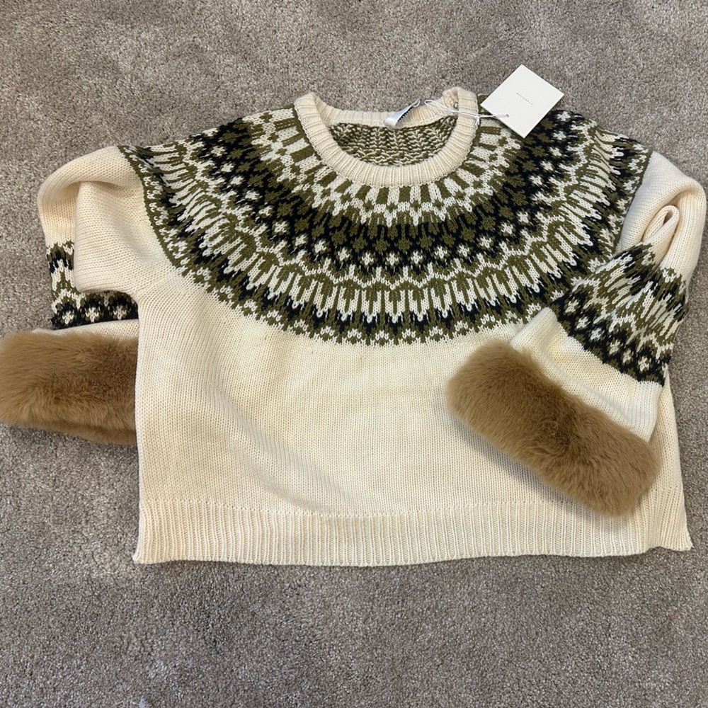 Very cute sweater with faux fur on the wrists!